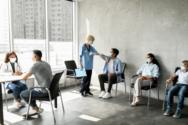 Quelle est l'expertise des Docteurs Aurélien Frison et Laurent Casabianca à la clinique Parisienne de la Hanche et du Genou ?
