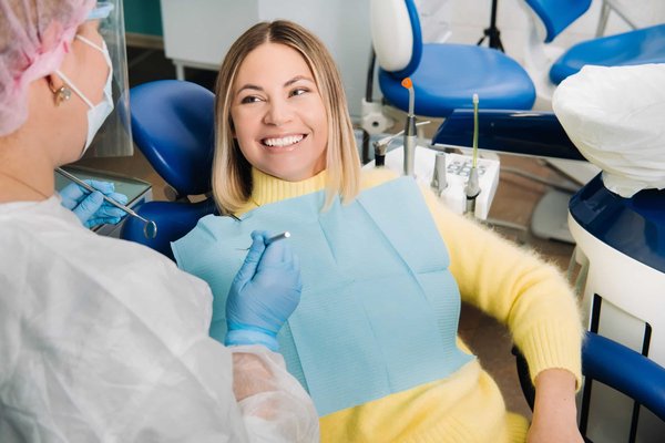 Quelle est l'approche du Centre Dentaire Anjou en matière de dentisterie esthétique ?